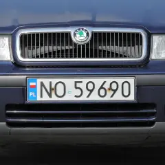 Niebieska Skoda z polską tablicą rejestracyjną NO 59690.