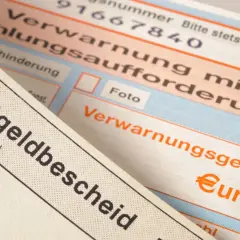 Zbliżenie na niemieckie mandaty, w tym "Bußgeldbescheid" i "Verwarnungsgeld".
