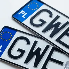 Dwie polskie tablice rejestracyjne z literami "GWE". Idealne do lks rejestracja.