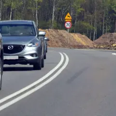 Niebezpieczne wyprzedzanie na podwójnej ciągłej, tuż obok znaku ostrzegającego przed dzikimi zwierzętami i ograniczenia prędkości do 70 km/h.