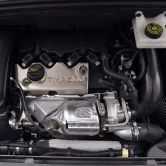 Silnik THP 200 z Citroena DS5. Wiele osób szuka opinii o tym silniku, a jego widok pod maską budzi respekt.