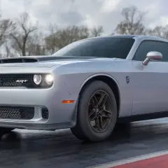 Srebrny Dodge Challenger SRT Demon 170 na pasie startowym, gotowy do wyścigu.