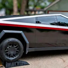 Czarny Tesla Cybertruck z białym i czerwonym pasem, jak wygląda samochód Tesla.