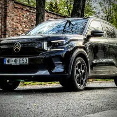 Czarny Citroen C3 na tle ceglanego muru i drzew. Wiele osób szuka **Citroen C3 opinie** przed zakupem.