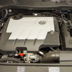 Silnik 2.0 TDI Volkswagena z widocznym logo TDI i emblematem marki.