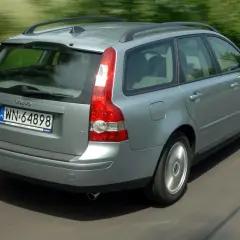 Srebrne Volvo V50 w ruchu, z widocznym tyłem i bokiem. Wiele osób szuka volvo v50 opinie, ten kombi jest dobrym wyborem.
