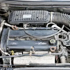 Silnik 1.8L Zetec z **Ford Mondeo MK2**. Widoczne elementy układu dolotowego i zapłonowego.