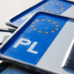 Zbliżenie na polskie tablice rejestracyjne z symbolem Unii Europejskiej. Litery "PL" i cyfry wskazują na wsc rejestracja.