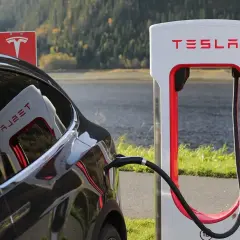Tesla w Polsce: Ile kosztuje ładowanie? Optymalizuj wydatki!