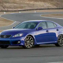Niebieski Lexus IS F na torze wyścigowym, gotowy do ostrej jazdy.