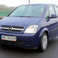 Niebieski Opel Meriva na drodze. Wiele pozytywnych opinii o tym modelu, szczególnie doceniany za przestronność i praktyczność.