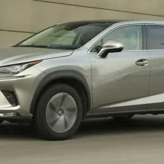 Srebrny Lexus NX 300 w ruchu, z widocznym grillem i reflektorami.