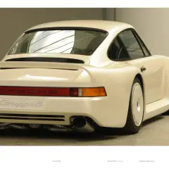 Biały Porsche 959 z napisem "Gruppe B" na tyle, prezentujący swoje charakterystyczne linie i podwójne końcówki wydechu.