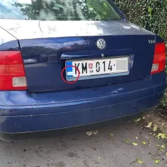 Niebieski Volkswagen z tablicą rejestracyjną KM 014. Widać fragment z niebiesko-białym oznaczeniem, typowym dla fzi rejestracja.