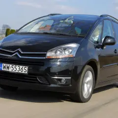 Czarny Citroen C4 Picasso w ruchu. Wiele osób szuka pozytywnych citroen c4 picasso opinie, ten model zasługuje na uwagę.