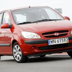 Czerwony Hyundai Getz 1.1 z polskimi tablicami WN 61592 na drodze.