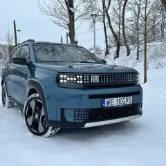 Niebieski Fiat Panda na śniegu. Idealny na zimową przejażdżkę, nawet gdy cena jest wysoka.