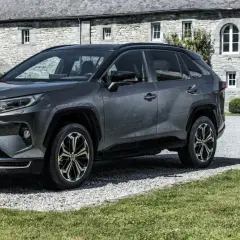 Ile kosztuje hybrydowa Toyota? Pełny przewodnik po cenach i TCO
