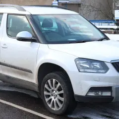 Biały Skoda Yeti zaparkowany na zewnątrz, widok z przodu i z boku.