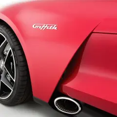 Czerwony TVR z napisem "Griffith" na błotniku, widoczna felga i końcówka wydechu.
