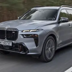 Szary BMW X7 M Sport na drodze. Sprawdź aktualną bmw x7 cena i dostępne konfiguracje.