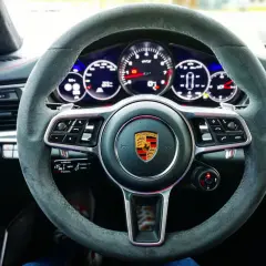 Kierownica Porsche Panamera GTS z alcantary, z emblematem Porsche i wskaźnikami GTS.