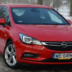Czerwona Astra K 1.6 CDTI na tle zimowego krajobrazu.