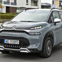 Szary Citroen C3 Aircross na polskich tablicach rejestracyjnych WE 3S895, w ruchu miejskim. Sprawdź atrakcyjną citroen c3 aircross cena!