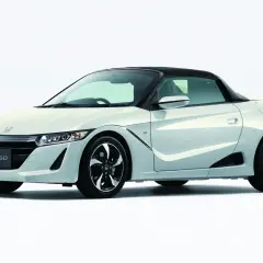 Biały roadster Honda S660 z czarnym dachem, sportowymi felgami i agresywnym przodem.