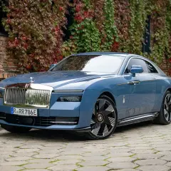 Niebieski Rolls-Royce Phantom Coupe, symbol luksusu. Jego cena odzwierciedla unikalność i prestiż.