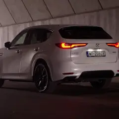 Biała Mazda CX-60 z czarnymi felgami w tunelu. Poznaj jej imponujące mazda cx 60 wymiary.