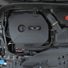 Silnik TwinPower Turbo w Mini F56. Widoczny czarny plastikowy wlot powietrza i czerwony korek.