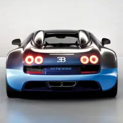 Tylna część Bugatti Vitesse w kolorze niebiesko-czarnym, z zapalonymi światłami.