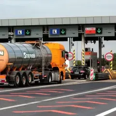 Ciężarówka z cysterną na autostradzie A4 przed punktem poboru opłat. Sprawdzam autostrada a4 cennik Gliwice-Wrocław.