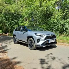 Ile pali Toyota RAV4 Hybrid? Realne zużycie i porady
