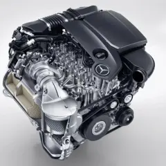 Silnik benzynowy Mercedes-Benz z turbosprężarką, przykład jednych z najlepszych silników benzynowych.