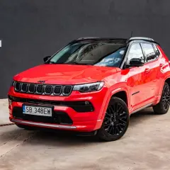 Czerwony Jeep Compass 2025 z czarnym dachem i felgami, gotowy na przygodę.