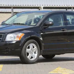 Czarny Dodge Caliber na parkingu. Wiele osób szuka dodge caliber opinie przed zakupem.