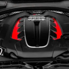 Potężny silnik 2.0 TFSI z czerwonymi akcentami, serce sportowego Audi.