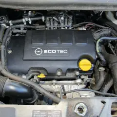 Silnik Ecotec w Oplu Meriva 1.4 benzyna. Widoczne przewody, wtryskiwacze i osłona silnika.
