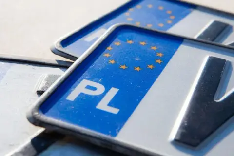Zbliżenie na polskie tablice rejestracyjne z symbolem Unii Europejskiej. Litery "PL" i cyfry wskazują na wsc rejestracja.