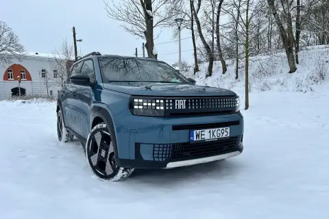 Niebieski Fiat Panda na śniegu. Idealny na zimową przejażdżkę, nawet gdy cena jest wysoka.