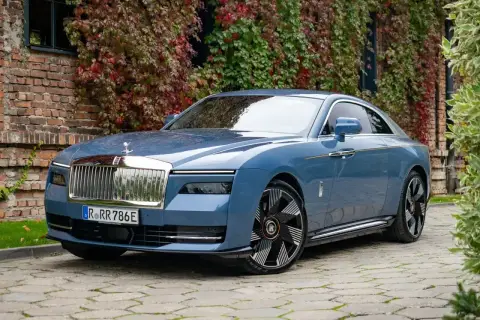 Niebieski Rolls-Royce Phantom Coupe, symbol luksusu. Jego cena odzwierciedla unikalność i prestiż.