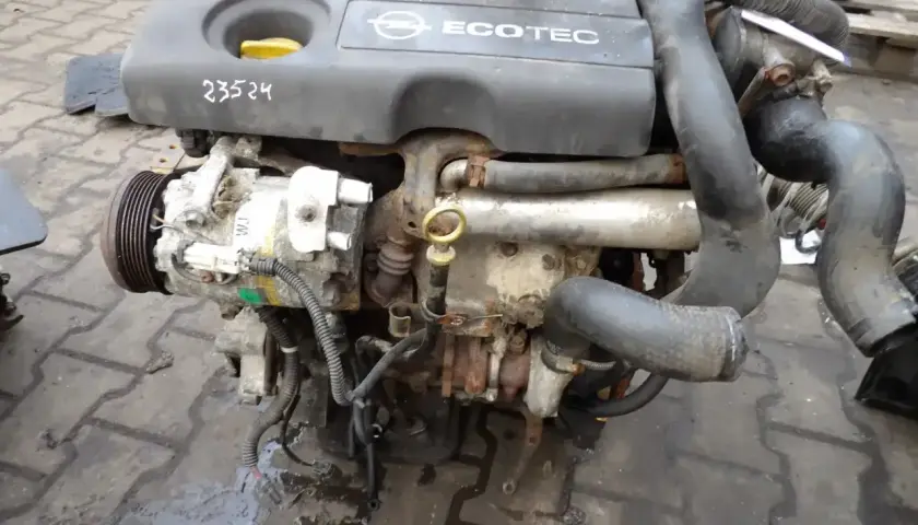 Silnik Opel Astra H z widocznym kompresorem klimatyzacji i oznaczeniem Ecotec.