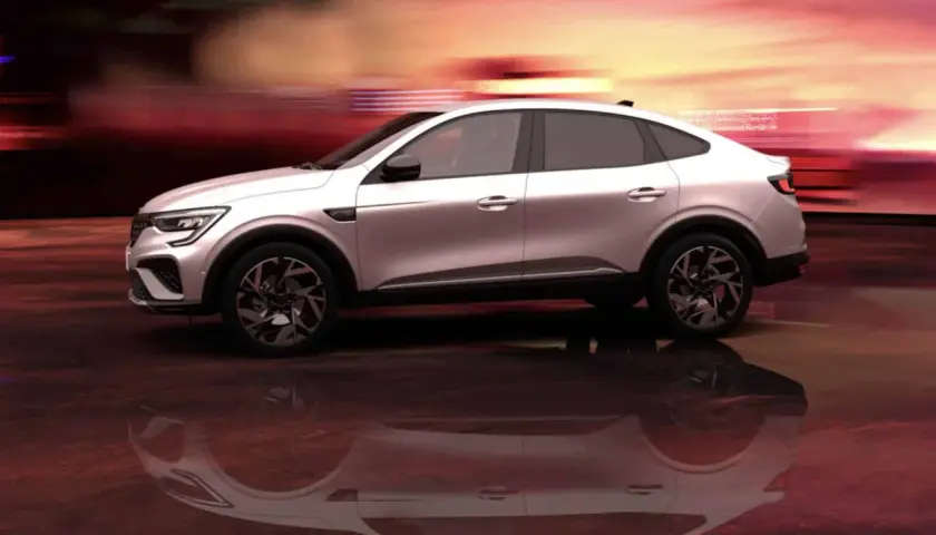 Białe Renault Arkana na tle rozmytego, czerwono-pomarańczowego nieba. Sprawdź atrakcyjną renault arkana cena!