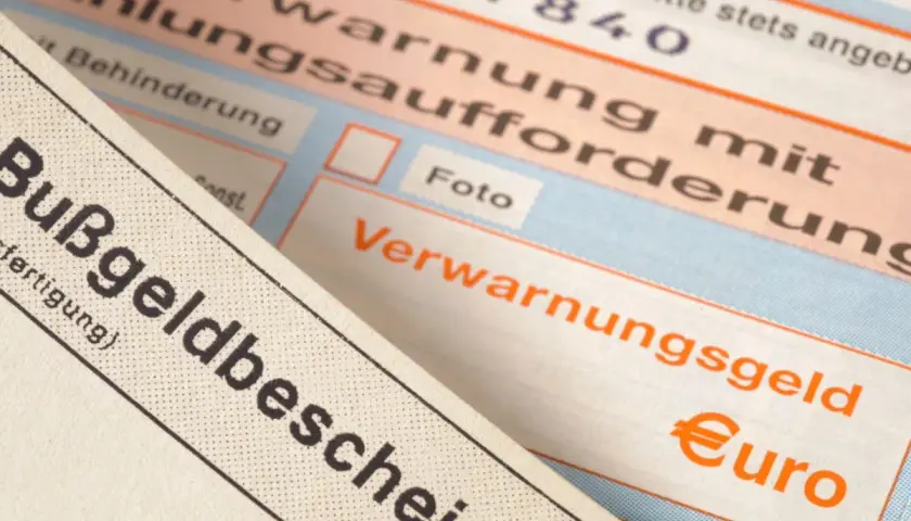 Zbliżenie na niemieckie mandaty, w tym "Bußgeldbescheid" i "Verwarnungsgeld".
