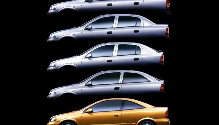 Pięć wersji Opla Astry 2: kombi, sedan, liftback, hatchback i coupe w kolorze złotym.