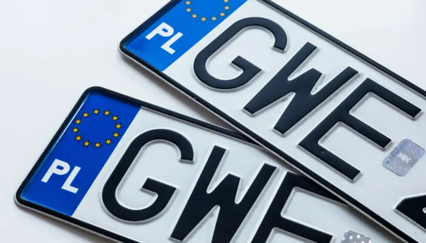Dwie polskie tablice rejestracyjne z literami "GWE". Idealne do lks rejestracja.