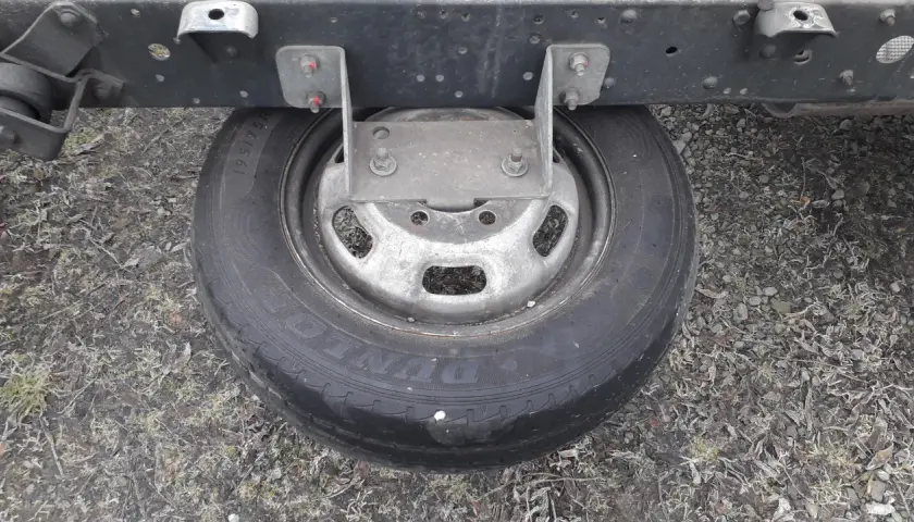 Przebita opona w Traficu? Jak wyjąć koło zapasowe bez stresu