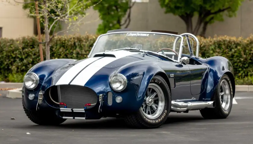 Błękitny Shelby Cobra z białymi pasami, gotowy do jazdy.